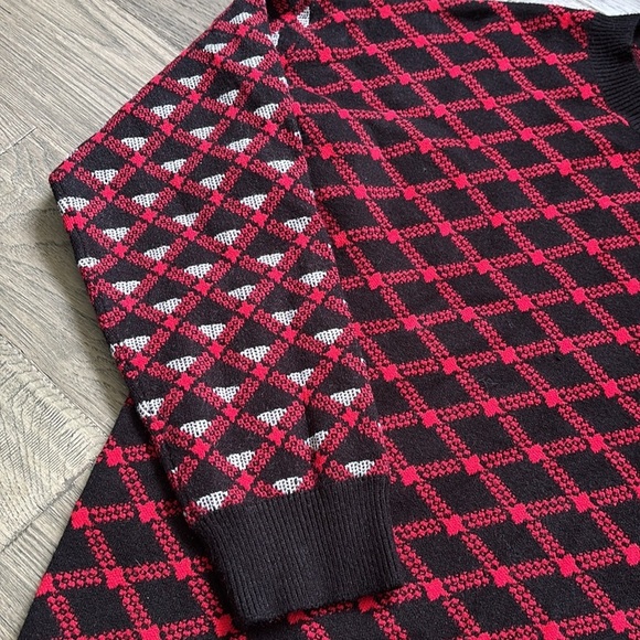 Gabby Isabella | Black and Red Crewneck Sweater w/ Geometric Pattern Size Large - Picture 3 of 11